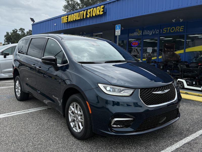 Used 2025 Chrysler Pacifica
