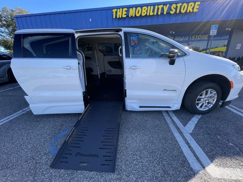 Used 2024 Chrysler Pacifica